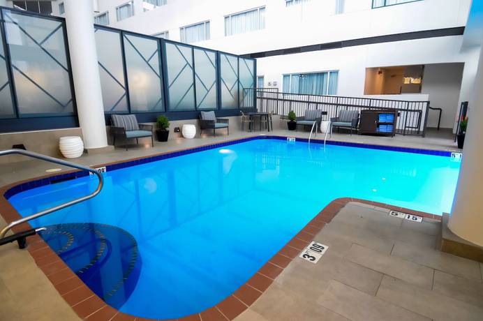 Imagen de la piscina del Hotel Deltas By Marriott Little Rock West. Foto 11