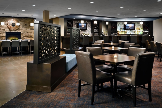 Imagen del bar/restaurante del Hotel Deltas By Marriott Sault Ste. Marie Waterfro. Foto 3