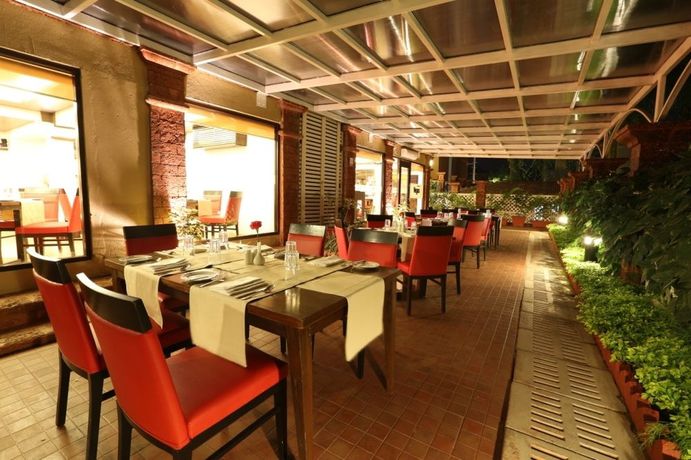 Imagen de la piscina del Hotel Deltin Suites. Foto 14