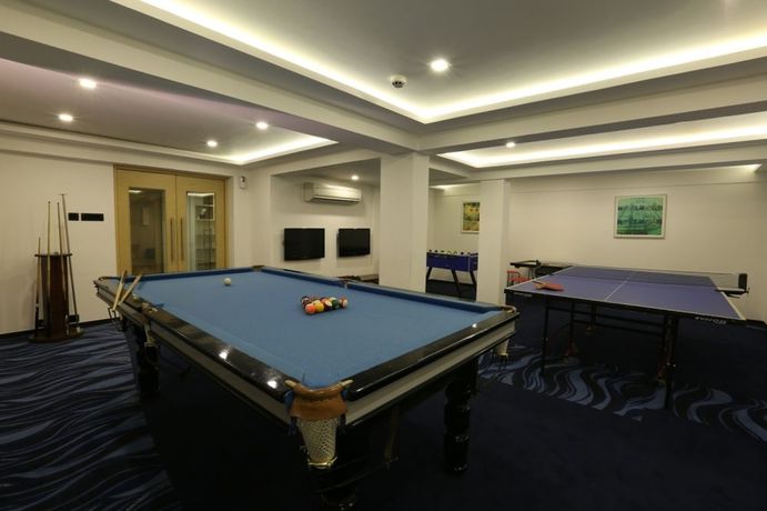 Imagen de la piscina del Hotel Deltin Suites. Foto 15