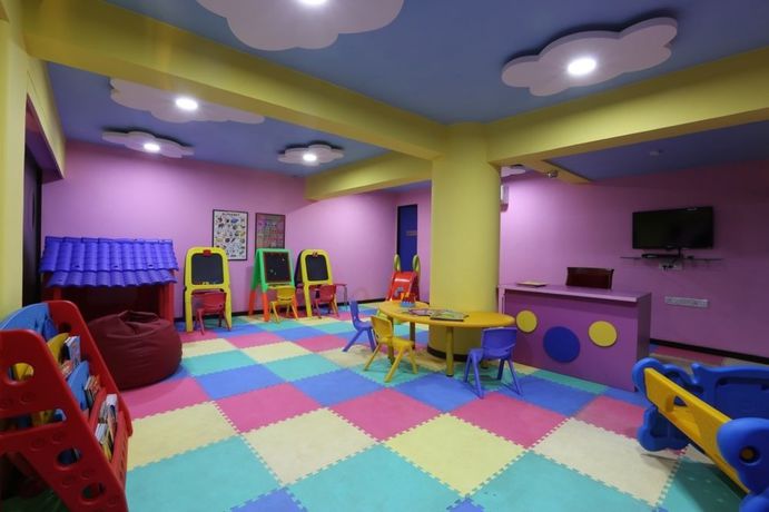 Imagen de la piscina del Hotel Deltin Suites. Foto 16