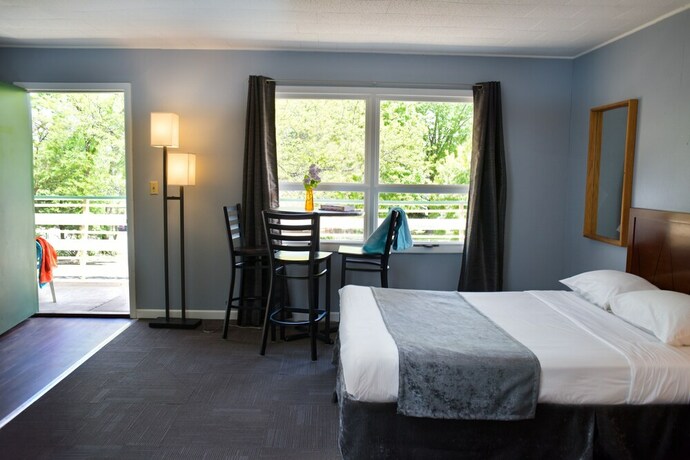 Imagen de la habitación del Hotel Delton Oaks Resort. Foto 37