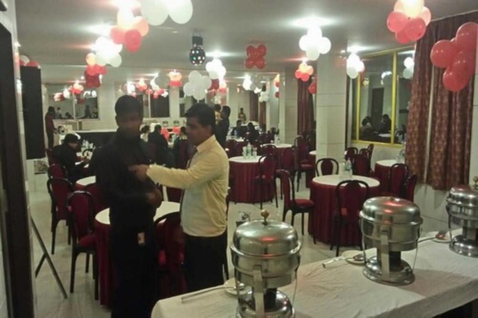 Imagen del bar/restaurante del Hotel Delux Inn, Agra. Foto 2