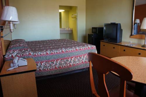 Imagen de la habitación del Hotel Delux Inn Tulsa. Foto 5