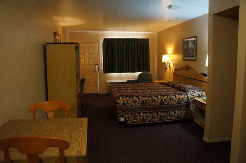 Imagen de la habitación del Hotel Delux Inn Tulsa. Foto 6