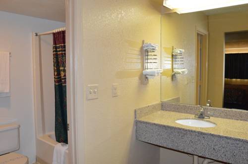 Imagen de la habitación del Hotel Delux Inn Tulsa. Foto 7