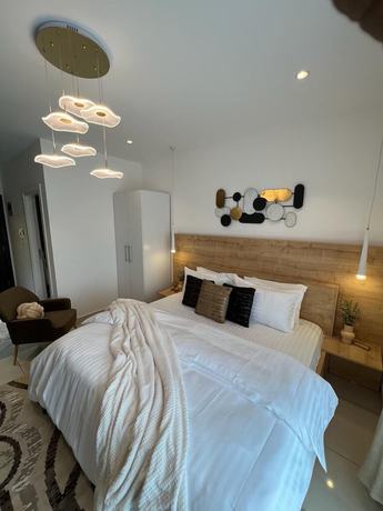 Imagen de la habitación del Hotel Deluxe Embassy Gardens. Foto 2