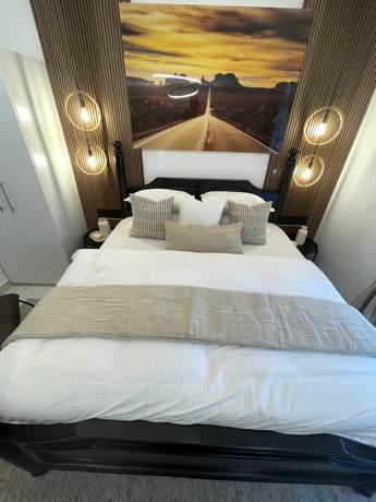 Imagen de la habitación del Hotel Deluxe Embassy Gardens. Foto 13