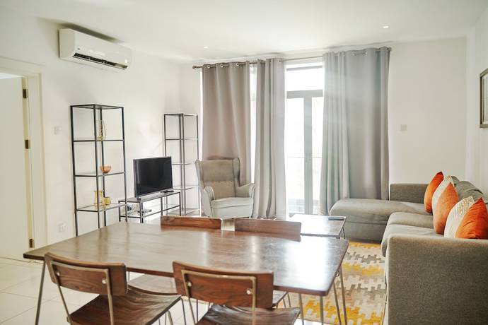 Imagen de la habitación del Hotel Deluxe Embassy Gardens. Foto 16