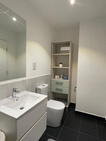Imagen de la habitación del Hotel Deluxe Embassy Gardens. Foto 17