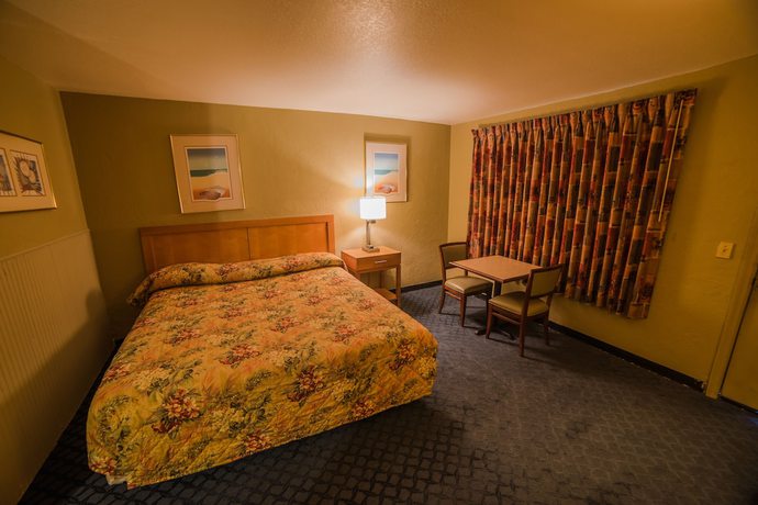 Imagen de la habitación del Hotel Deluxe Inn, Bunnell. Foto 15