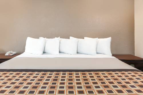 Imagen de la habitación del Hotel Deluxe Inn Denton. Foto 2