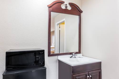 Imagen de la habitación del Hotel Deluxe Inn Denton. Foto 4