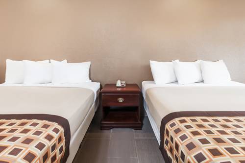 Imagen de la habitación del Hotel Deluxe Inn Denton. Foto 5