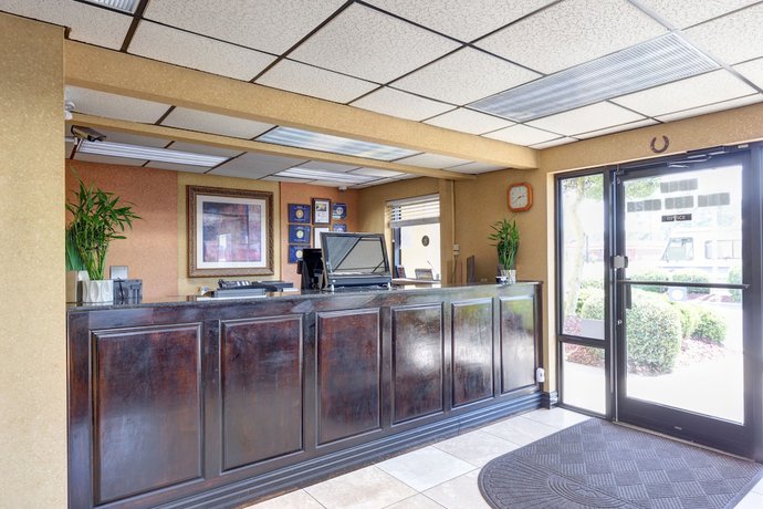 Imagen de los interiores del Hotel Deluxe Inn Fayetteville - I-95 Exit 49. Foto 17