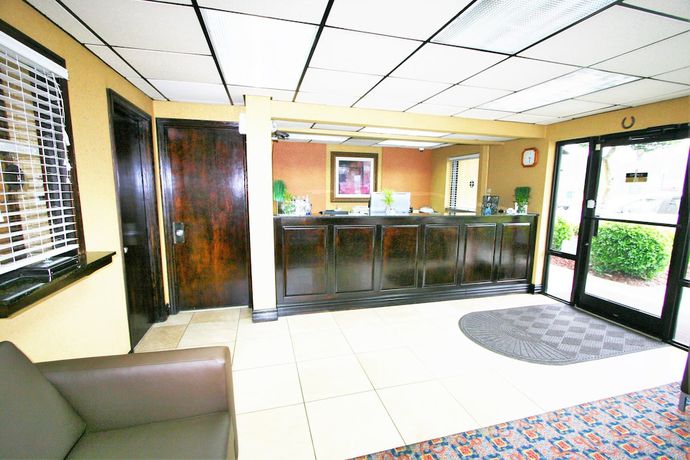 Imagen de los interiores del Hotel Deluxe Inn Fayetteville - I-95 Exit 49. Foto 19