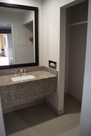 Imagen de la habitación del Hotel Deluxe Inn Hawthorne. Foto 6