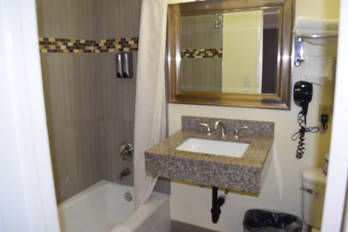 Imagen de la habitación del Hotel Deluxe Inn Hawthorne. Foto 7