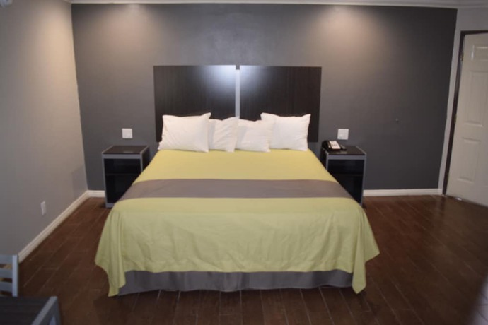 Imagen de la habitación del Hotel Deluxe Inn Hawthorne. Foto 9