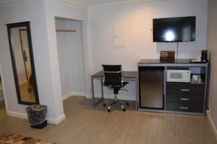 Imagen de la habitación del Hotel Deluxe Inn Hawthorne. Foto 11