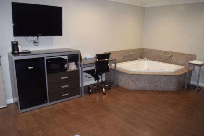Imagen de la habitación del Hotel Deluxe Inn Hawthorne. Foto 19