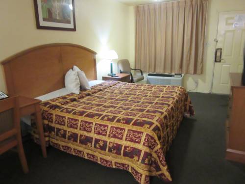 Imagen de la habitación del Hotel Deluxe Inn Irving. Foto 2