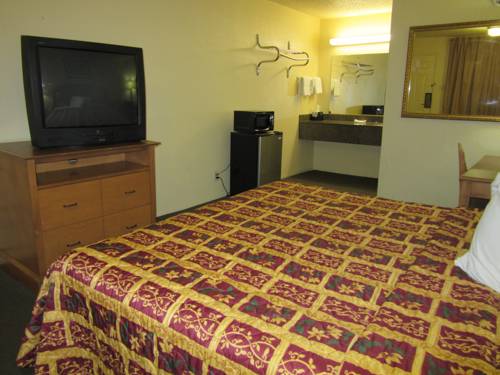 Imagen de la habitación del Hotel Deluxe Inn Irving. Foto 3