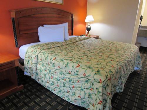 Imagen de la habitación del Hotel Deluxe Inn Irving. Foto 6