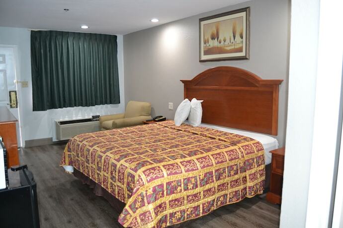 Imagen de la habitación del Hotel Deluxe Inn, Irving. Foto 11