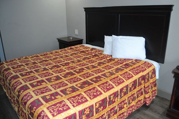 Imagen de la habitación del Hotel Deluxe Inn, Irving. Foto 12