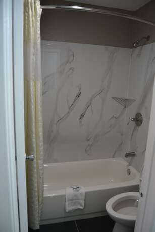 Imagen de la habitación del Hotel Deluxe Inn, Irving. Foto 15