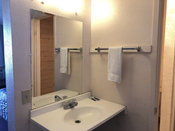Imagen de la habitación del Hotel Deluxe Inn Motel. Foto 7