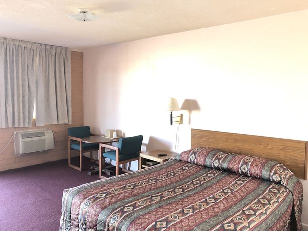 Imagen de la habitación del Hotel Deluxe Inn Motel. Foto 10