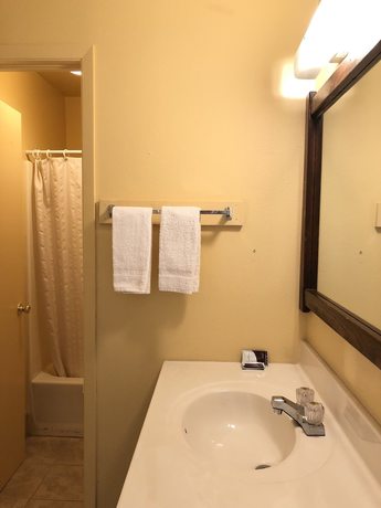 Imagen de la habitación del Hotel Deluxe Inn Motel. Foto 12