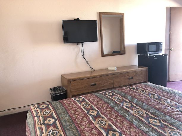 Imagen de la habitación del Hotel Deluxe Inn Motel. Foto 17