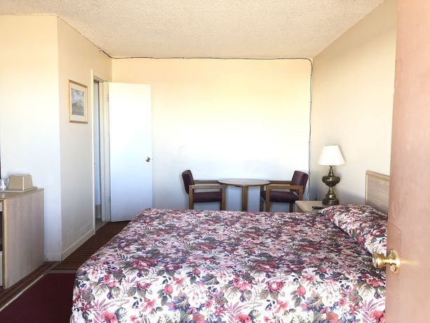 Imagen de la habitación del Hotel Deluxe Inn Motel. Foto 19