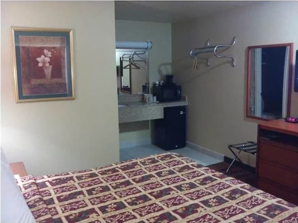 Imagen de la habitación del Hotel Deluxe Inn Motel. Foto 3