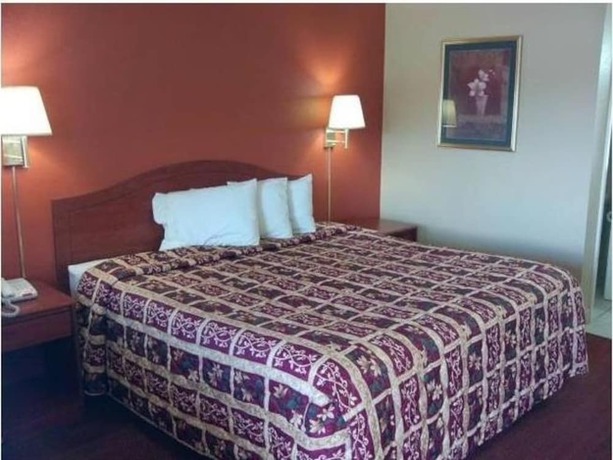 Imagen de la habitación del Hotel Deluxe Inn Motel. Foto 4