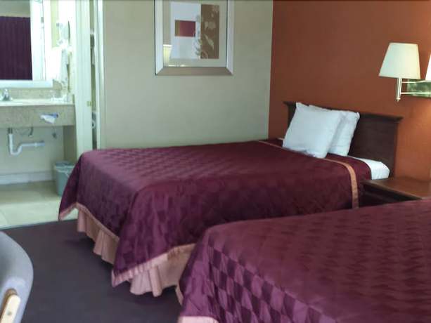 Imagen de la habitación del Hotel Deluxe Inn Motel. Foto 5