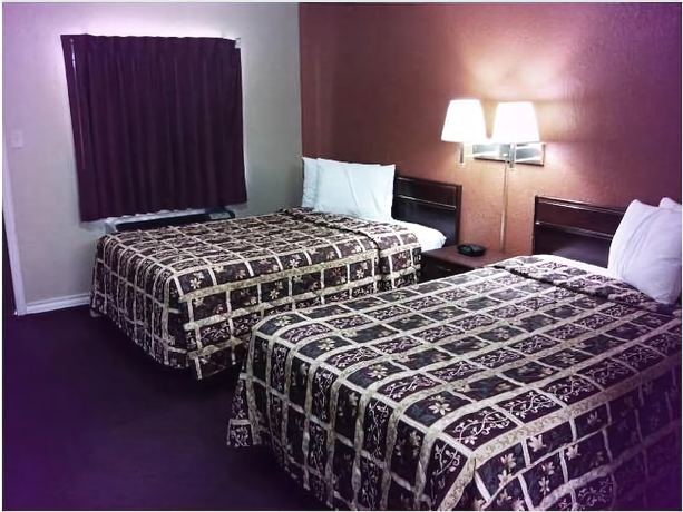 Imagen de la habitación del Hotel Deluxe Inn Motel. Foto 6