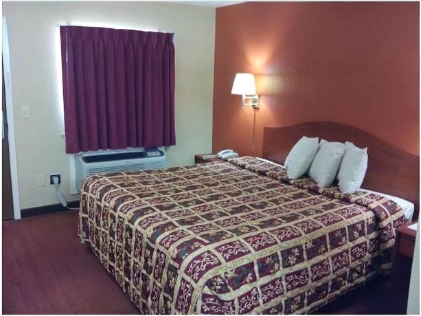 Imagen de la habitación del Hotel Deluxe Inn Motel. Foto 7