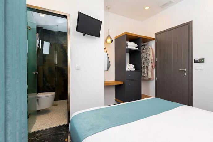 Imagen de la habitación del Hotel Deluxe Santorini. Foto 15