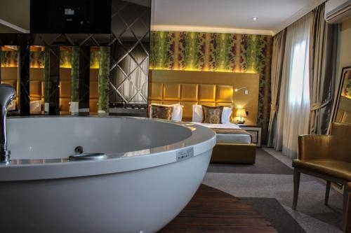 Imagen de la habitación del Hotel Deluxe, Tirana. Foto 8