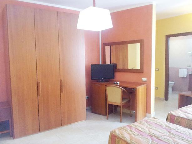 Imagen de la habitación del Hotel Demar. Foto 15