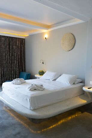 Imagen de la habitación del Hotel Demilmar Luxury Suites. Foto 17
