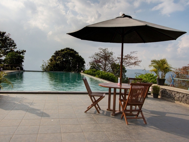 Imagen de la piscina del Hotel D'emmerick Salib Putih Salatiga. Foto 14