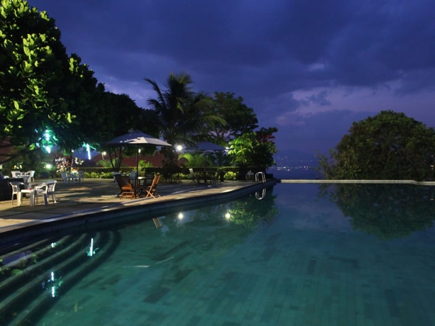Imagen de la piscina del Hotel D'emmerick Salib Putih Salatiga. Foto 15