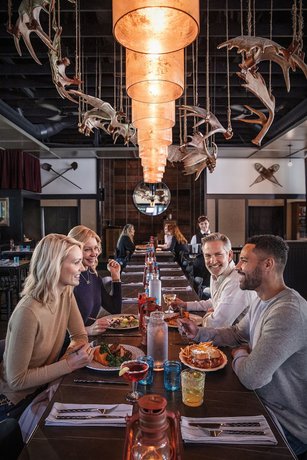 Imagen del bar/restaurante del Hotel Denali Princess Wilderness Lodge. Foto 7