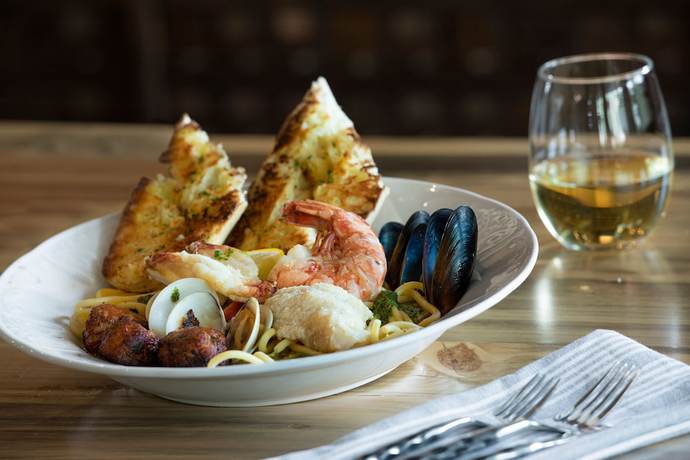 Imagen del bar/restaurante del Hotel Denali Princess Wilderness Lodge. Foto 8