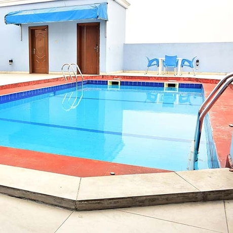 Imagen de la piscina del Hotel Denami Suites. Foto 15